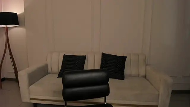 LeahNovac online show from December 4, 2025, 11:20 am