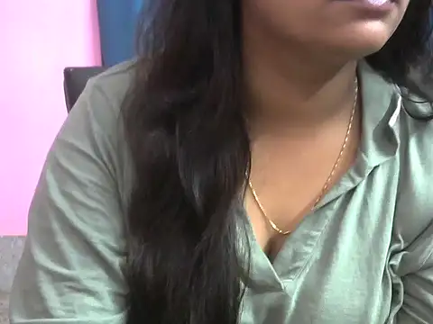 Queenxxx98 online show from October 9, 2025, 6:30 pm