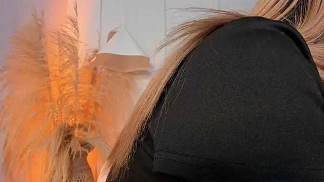 nikolevoshkie  online show from April 16, 2026, 9:39 pm