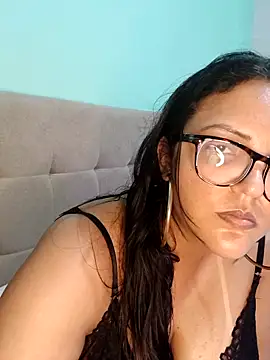 Snapshot of AuroraChest chatting on October 22, 2025, 9:57 pm AuroraChest online show from October 22, 2025, 9:57 pm