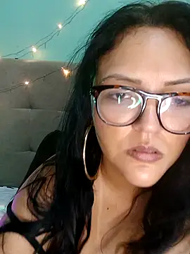 Snapshot of AuroraChest chatting on November 26, 2025, 10:37 am AuroraChest online show from November 26, 2025, 10:37 am