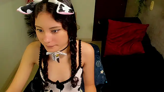 Snapshot of Krysten_Riter chatting on October 9, 2025, 2:39 pm Krysten Riter online show from October 9, 2025, 2:39 pm