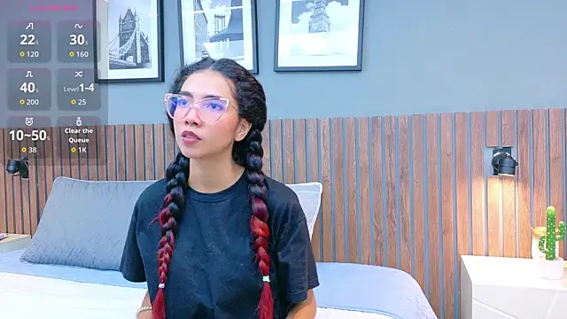 luna roja25 online show from September 15, 2025, 1:33 pm