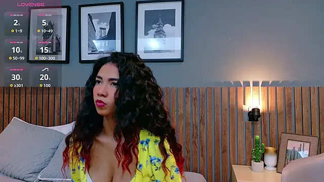 luna roja25 online show from October 3, 2025, 1:23 pm