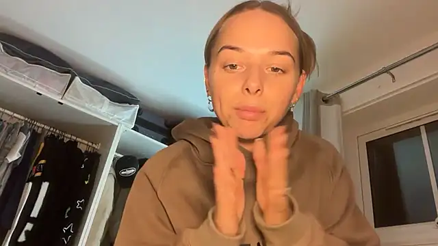 Snapshot of KayleeBella chatting on November 21, 2025, 5:12 pm KayleeBella online show from November 21, 2025, 5:12 pm