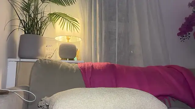 Snapshot of KayleeBella chatting on September 16, 2025, 8:43 pm KayleeBella online show from September 16, 2025, 8:43 pm