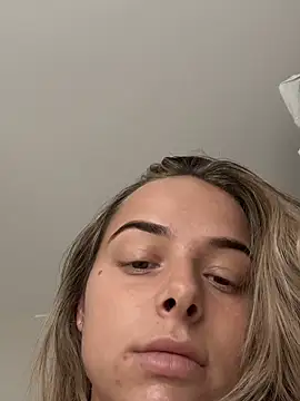 Snapshot of KayleeBella chatting on October 4, 2025, 9:44 am KayleeBella online show from October 4, 2025, 9:44 am