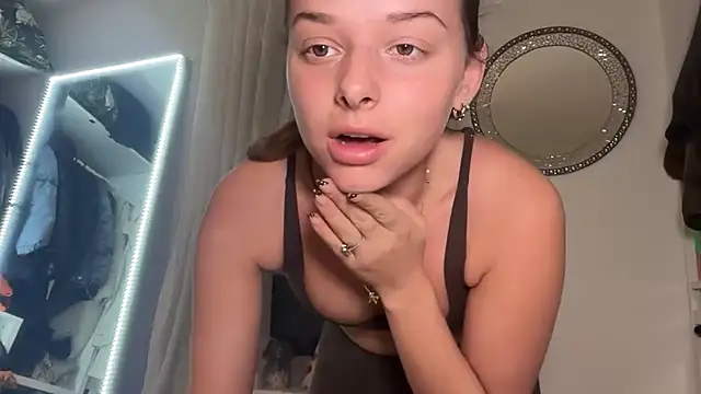 Snapshot of KayleeBella chatting on March 24, 2026, 6:52 pm KayleeBella online show from March 24, 2026, 6:52 pm
