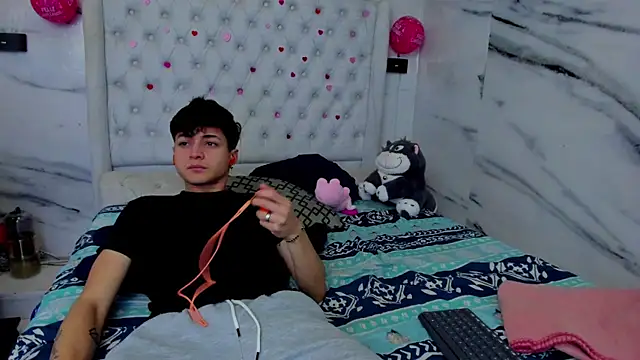 Ari and Storm online show from April 2, 2026, 2:13 pm