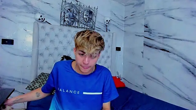 Snapshot of Ari_and_Storm chatting on November 8, 2025, 3:15 pm Ari and Storm online show from November 8, 2025, 3:15 pm