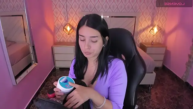 CHRISTY TEIGEN4 online show from October 31, 2025, 7:32 pm