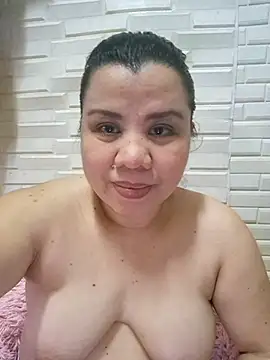 hotlyn45 online show from November 26, 2025, 1:49 am