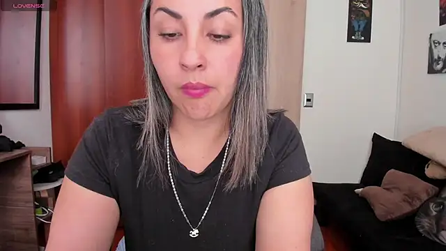 moonligth18 online show from April 16, 2026, 9:39 pm