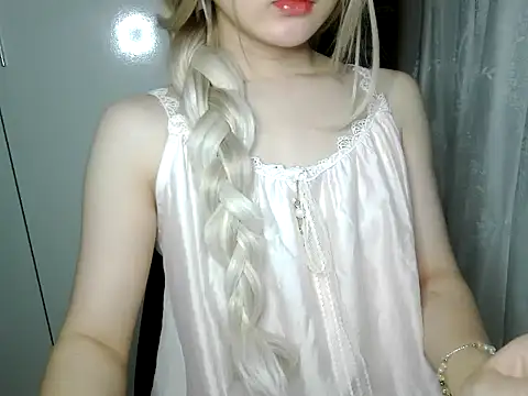 Snapshot of Annabelle-e chatting on July 5, 2026, 10:05 pm Annabelle-e online show from July 5, 2026, 10:05 pm