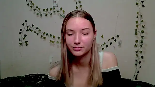 Snapshot of _kikiclark__ chatting on November 9, 2025, 4:11 pm kikiclark online show from November 9, 2025, 4:11 pm