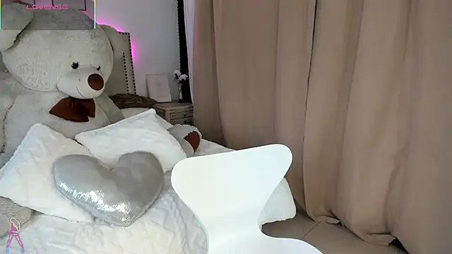 Mayajhons online show from December 21, 2025, 1:46 pm