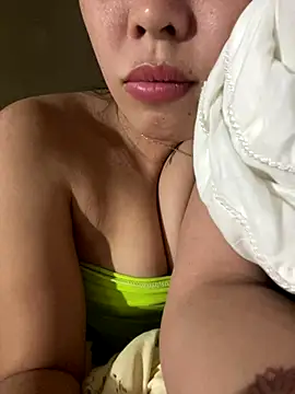 Bear-cute00 online show from October 25, 2025, 2:33 am