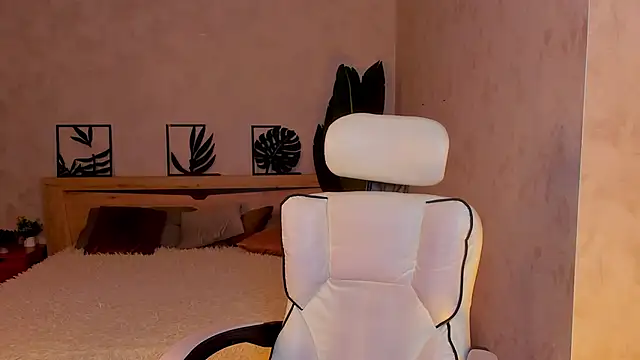 Lynn Martin online show from April 21, 2026, 5:19 pm