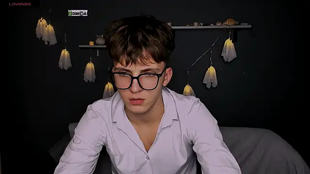 Snapshot of travis_wolf_ chatting on October 29, 2025, 8:30 pm travis wolf online show from October 29, 2025, 8:30 pm