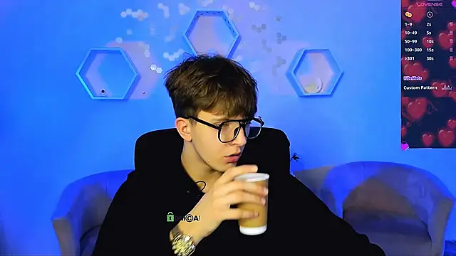 Snapshot of travis_wolf_ chatting on December 1, 2025, 8:32 pm travis wolf online show from December 1, 2025, 8:32 pm