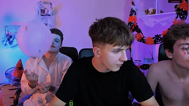 Snapshot of travis_wolf_ chatting on October 31, 2025, 9:22 pm travis wolf online show from October 31, 2025, 9:22 pm