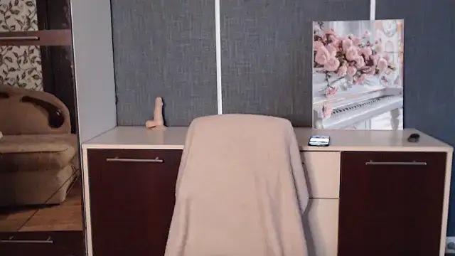 Snapshot of AmoraLuv chatting on November 12, 2025, 8:29 am AmoraLuv online show from November 12, 2025, 8:29 am