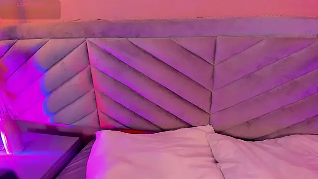 Mia Valentine  online show from November 6, 2025, 8:35 pm