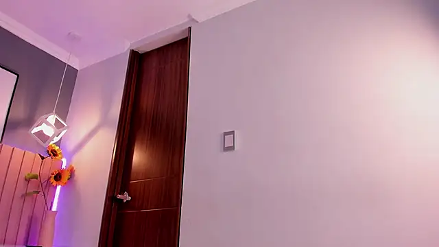 Nina Ford online show from October 28, 2025, 3:29 am