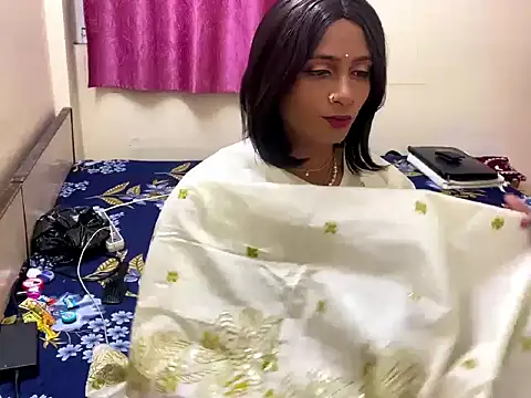 Snapshot of LuvLayla chatting on October 29, 2025, 8:19 pm LuvLayla online show from October 29, 2025, 8:19 pm