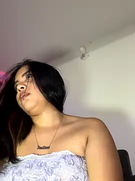 P A U L I N A  online show from November 20, 2025, 4:35 am