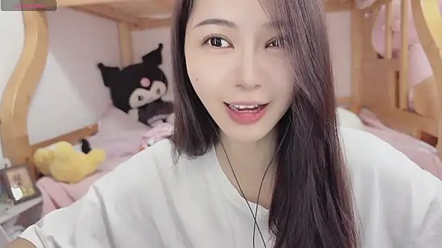 Snapshot of Sue101010 chatting on October 5, 2025, 6:15 am Sue101010 online show from October 5, 2025, 6:15 am