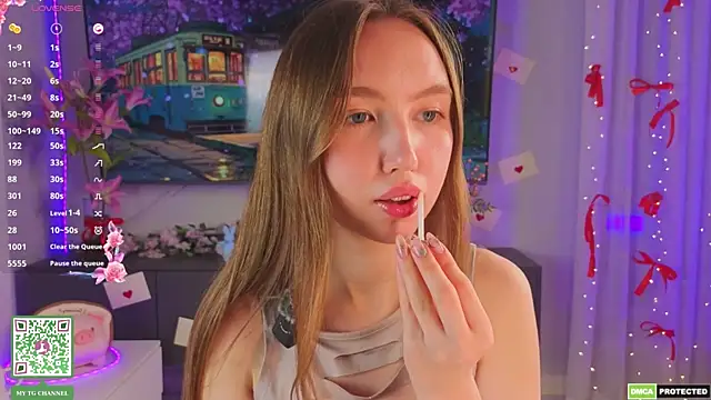 ElfredaTupy online show from April 19, 2026, 7:49 pm