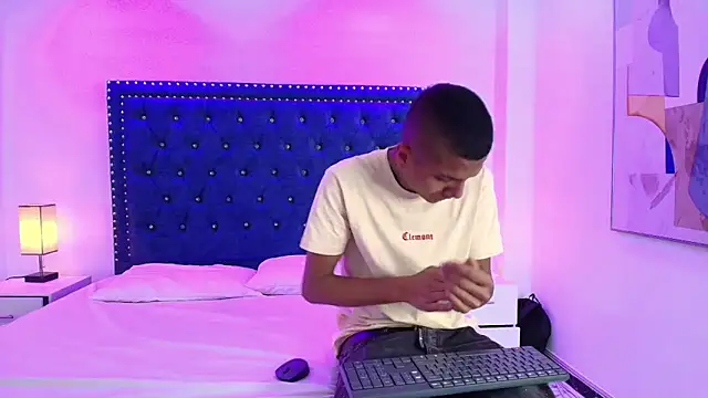 Snapshot of Damian_and_roxanne chatting on December 3, 2025, 12:37 pm Damian and roxanne online show from December 3, 2025, 12:37 pm