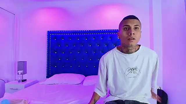 Snapshot of Damian_and_roxanne chatting on November 30, 2025, 12:39 pm Damian and roxanne online show from November 30, 2025, 12:39 pm