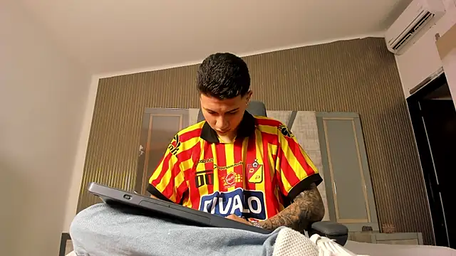 liaamsmiith  online show from September 27, 2025, 12:22 pm