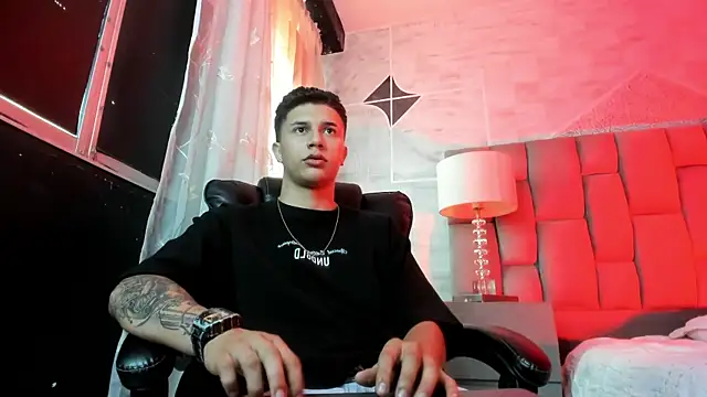 liaamsmiith  online show from March 3, 2026, 12:23 pm