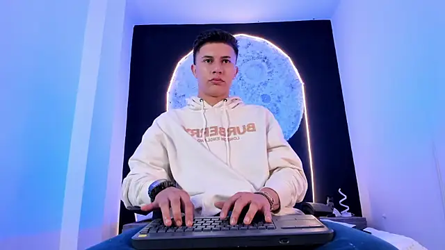 liaamsmiith  online show from October 27, 2025, 12:06 pm