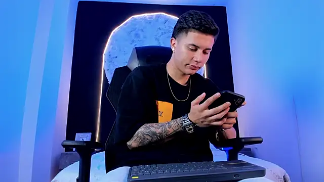 liaamsmiith  online show from October 29, 2025, 12:37 pm