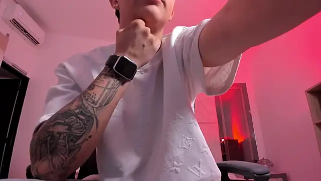 liaamsmiith  online show from September 13, 2025, 1:44 pm