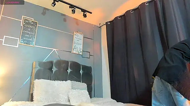 Snapshot of oliver_mr_ chatting on December 1, 2025, 8:10 pm oliver mr online show from December 1, 2025, 8:10 pm