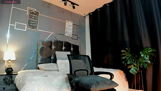 Snapshot of oliver_mr_ chatting on December 4, 2025, 8:30 pm oliver mr online show from December 4, 2025, 8:30 pm