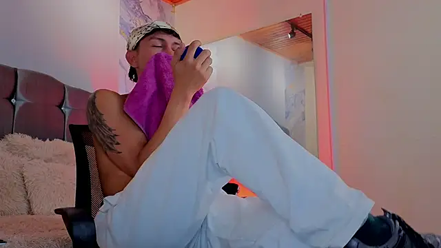 oliver mr  online show from April 7, 2026, 8:32 pm