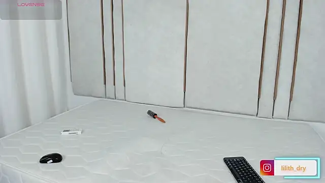 Lilith dry online show from October 2, 2025, 3:26 pm