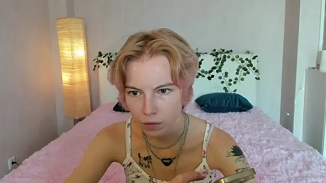 Snapshot of Pink_Lila18 chatting on September 12, 2025, 8:03 am Pink Lila18 online show from September 12, 2025, 8:03 am