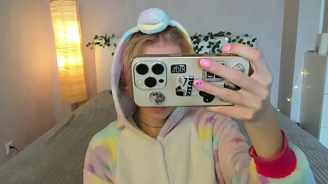 Snapshot of Pink_Lila18 chatting on September 9, 2025, 8:13 am Pink Lila18 online show from September 9, 2025, 8:13 am