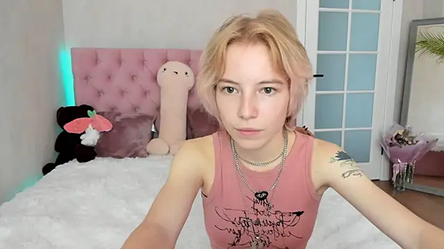 Snapshot of Pink_Lila18 chatting on September 15, 2025, 9:43 am Pink Lila18 online show from September 15, 2025, 9:43 am