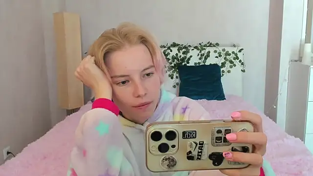 Snapshot of Pink_Lila18 chatting on September 10, 2025, 8:13 am Pink Lila18 online show from September 10, 2025, 8:13 am