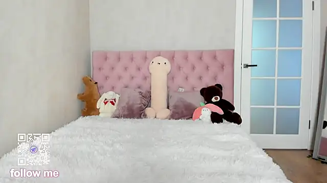 Snapshot of Pink_Lila18 chatting on October 3, 2025, 8:27 am Pink Lila18 online show from October 3, 2025, 8:27 am