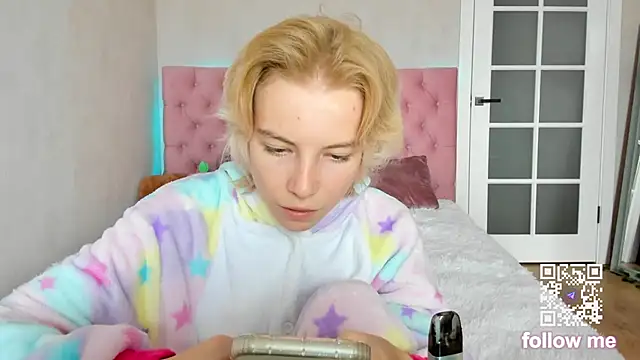 Snapshot of Pink_Lila18 chatting on October 7, 2025, 8:26 am Pink Lila18 online show from October 7, 2025, 8:26 am