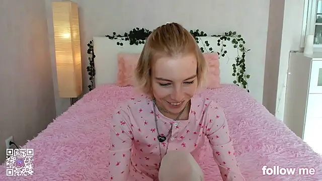 Snapshot of Pink_Lila18 chatting on October 9, 2025, 8:04 am Pink Lila18 online show from October 9, 2025, 8:04 am